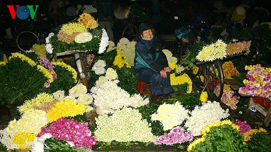 Le marché de fleurs de Quang An à l’approche du Tet - ảnh 2